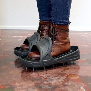 Nagelschuhe für Bodenbeschichtung Spikey Shoe -  Stachelschuhe zum Reinschlüpfen